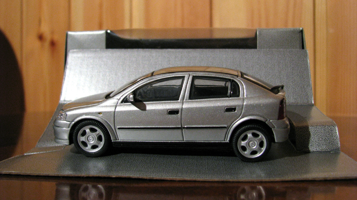 Schuco Opel Astra H Caravan Silber grau Modellauto 1:43: :  Spielzeug